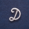 بروش حرف بادئ "D" لون المعدن فضي 3×2سم